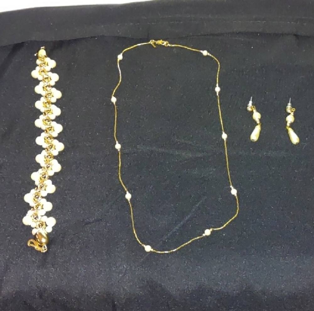 Elegant Gold and Pearl Jewelry Set